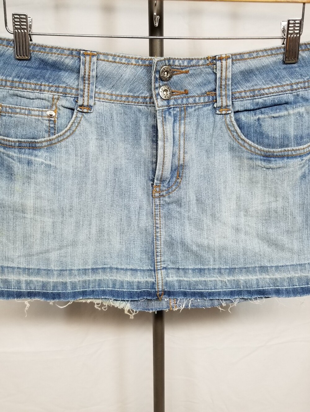 l.e.i. Ultra Mini Denim Juniors Size 5 Light Wash Low Rise Frayed 5 Pocket Y2K
